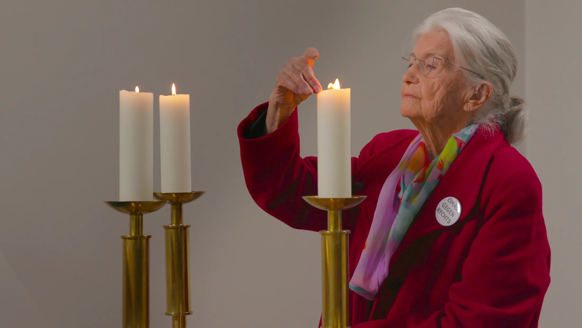 den himmel denken - Heidi Rosenstock lights a candle.