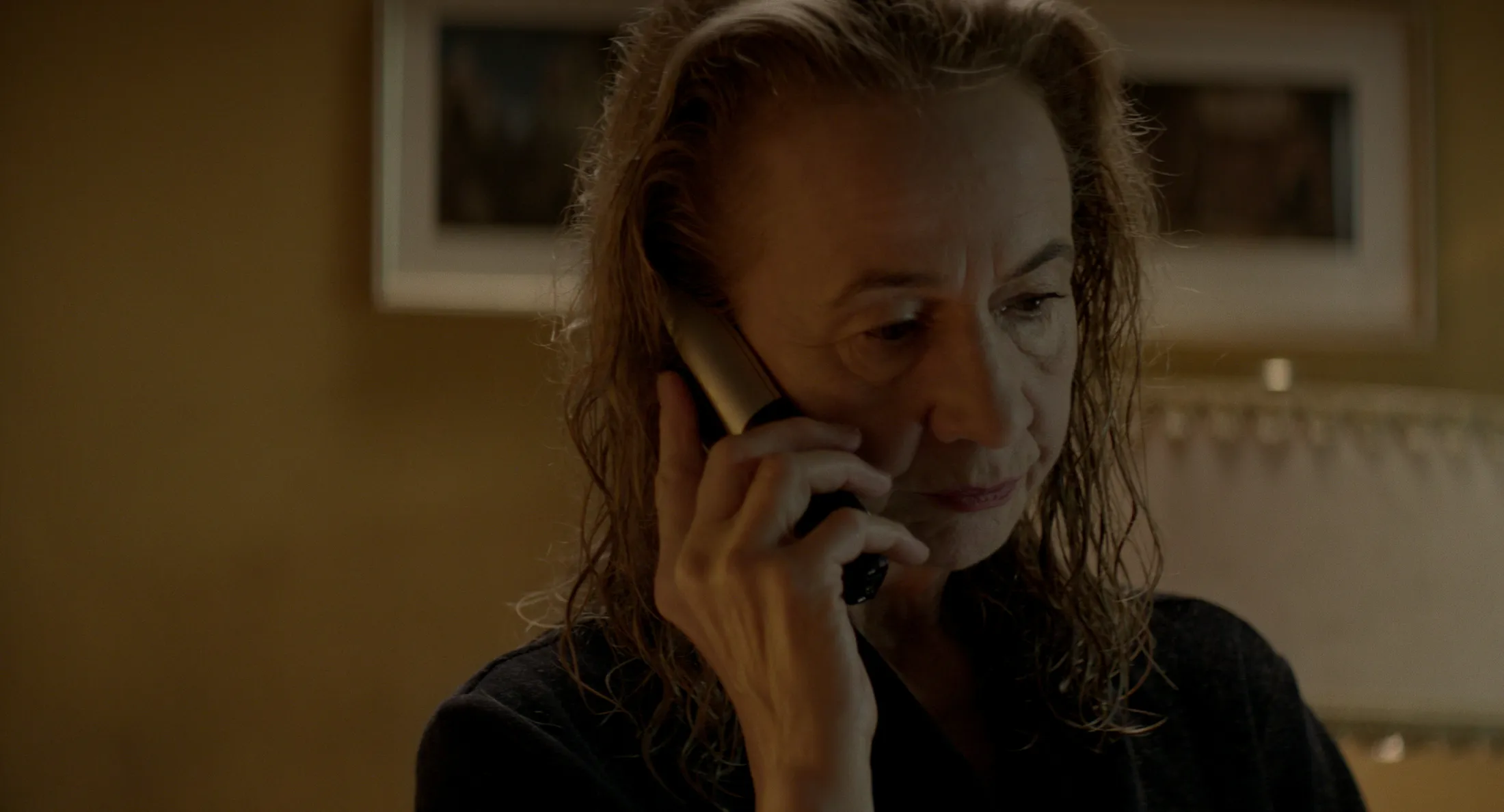 Klara Höfels in a telephone conversation in ‘Eho’