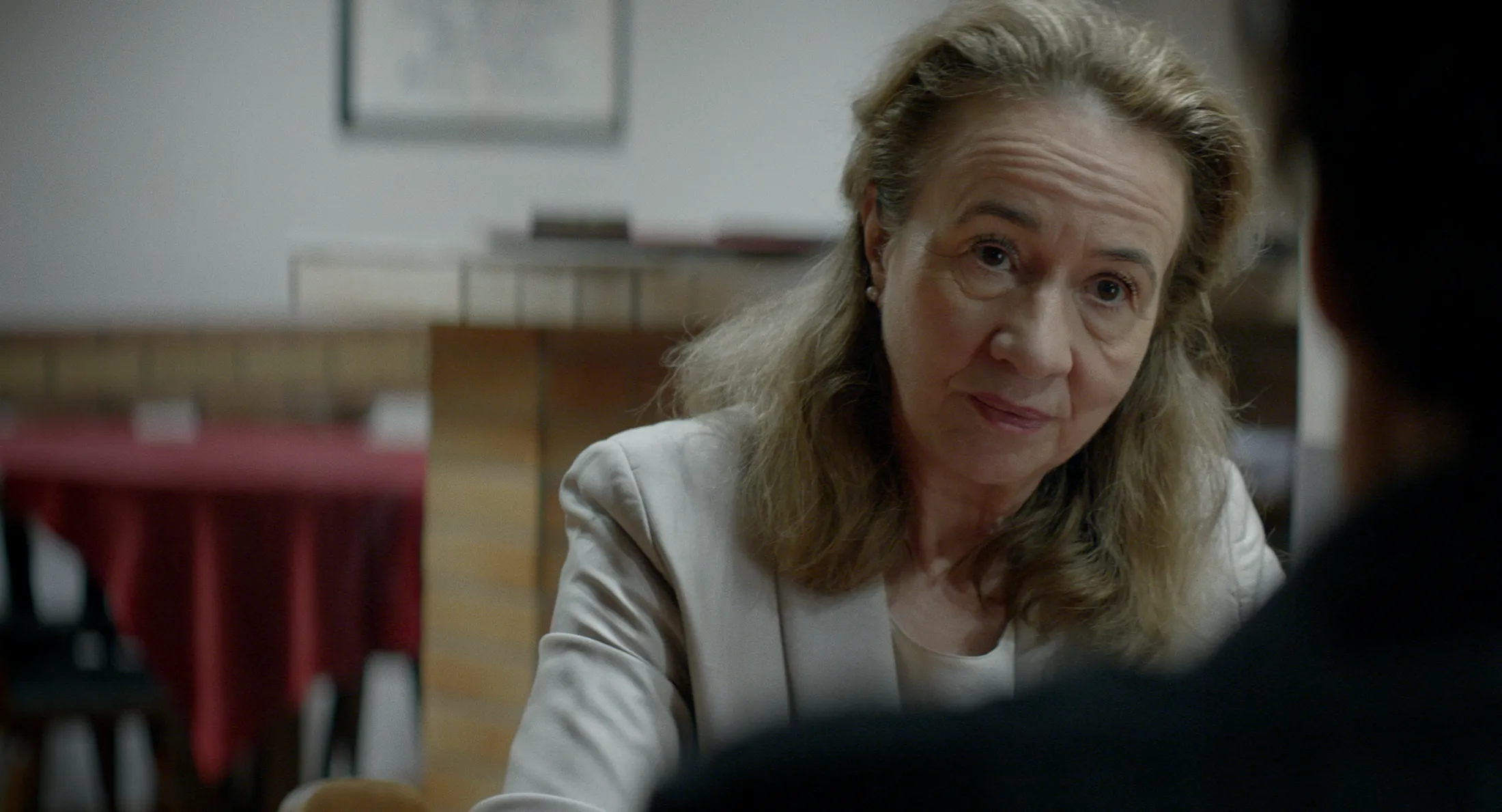 Klara Höfels meets someone in a bar