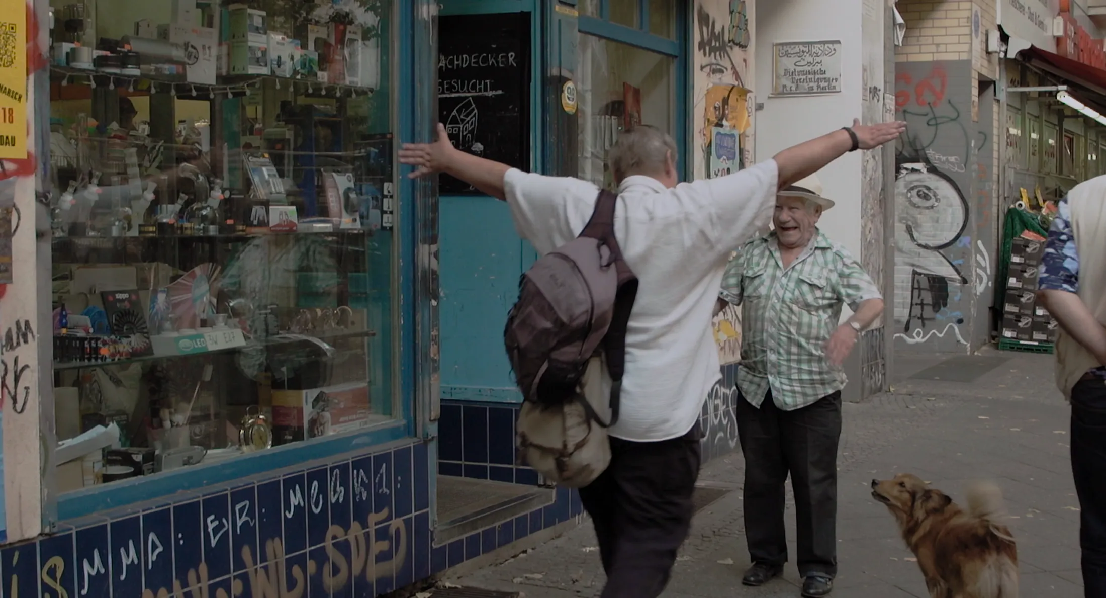 An encounter between friends on the street in the Kiez documentary