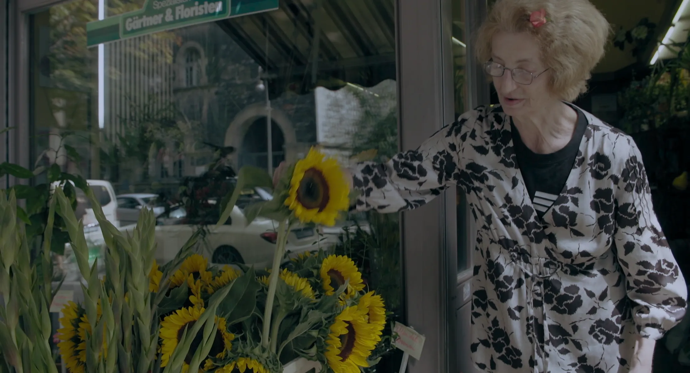 Sales situation in a small flower shop in Kreuzberg