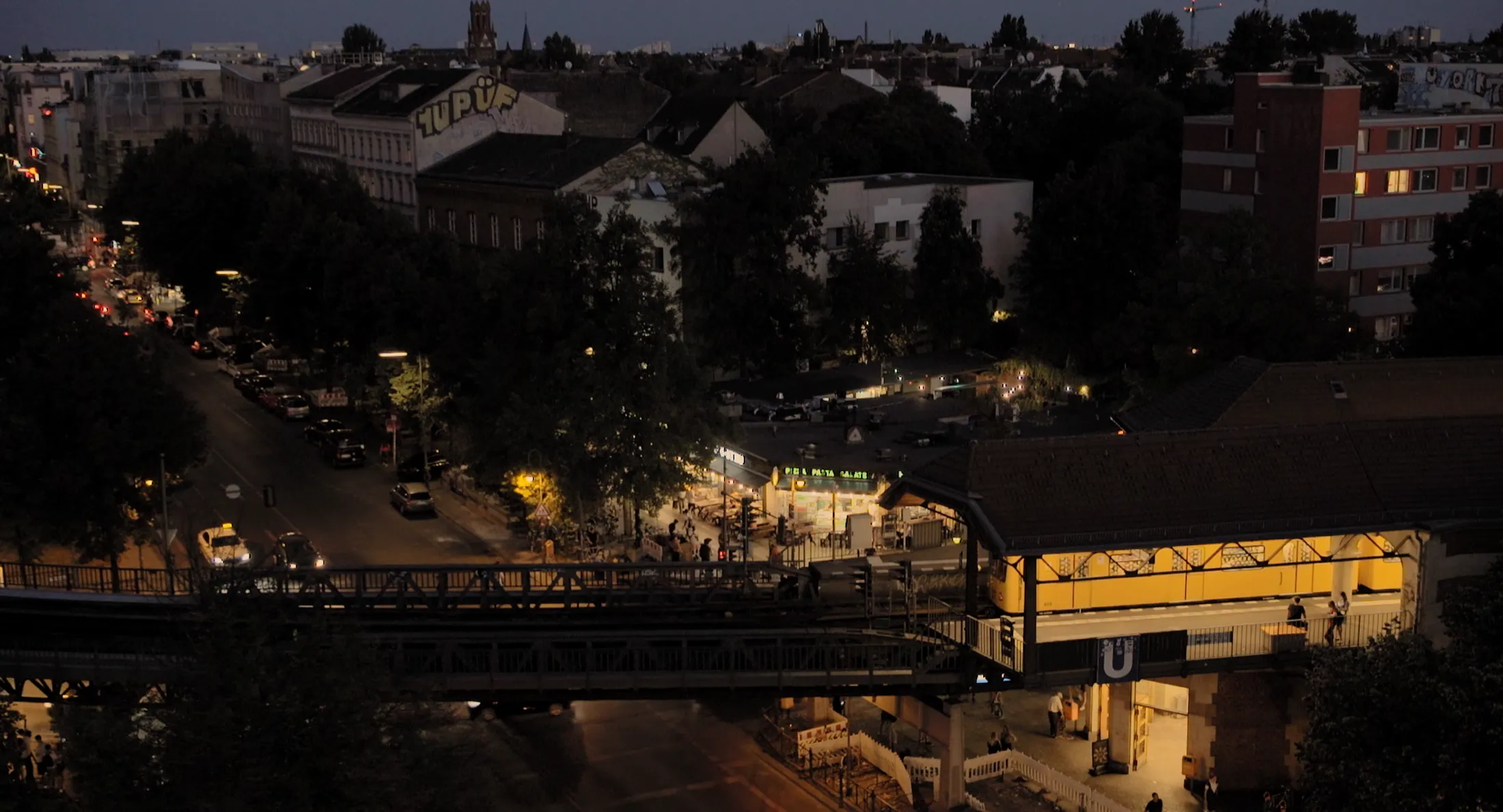 Night impression at Schlesisches Tor in the Kiez documentary