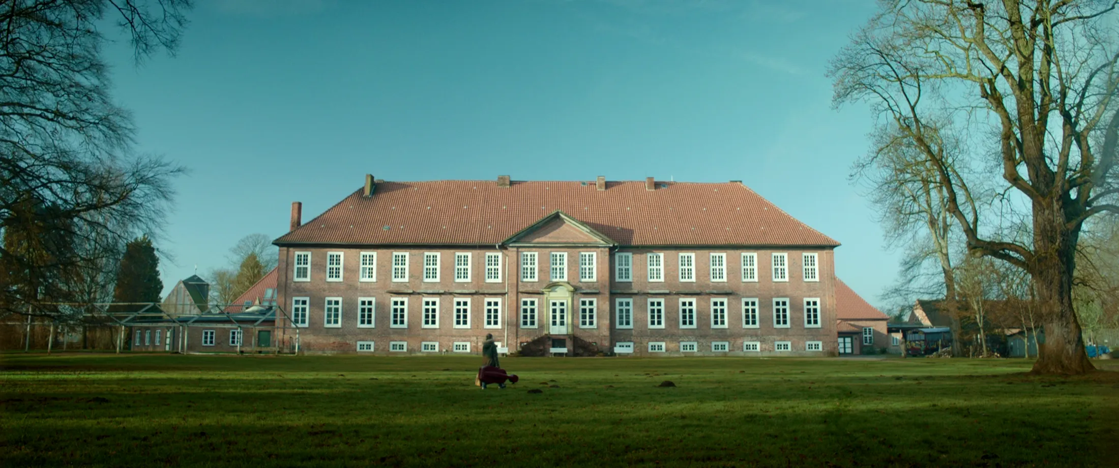 The country school camp in the film "The desert left behind"