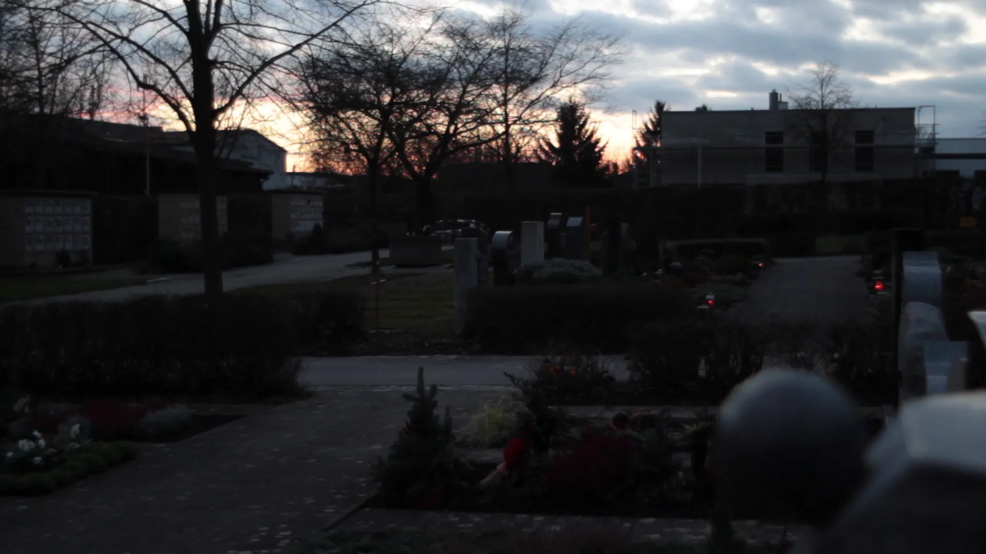 Christmas evening atmosphere at the cemetery in the documentary "As always"