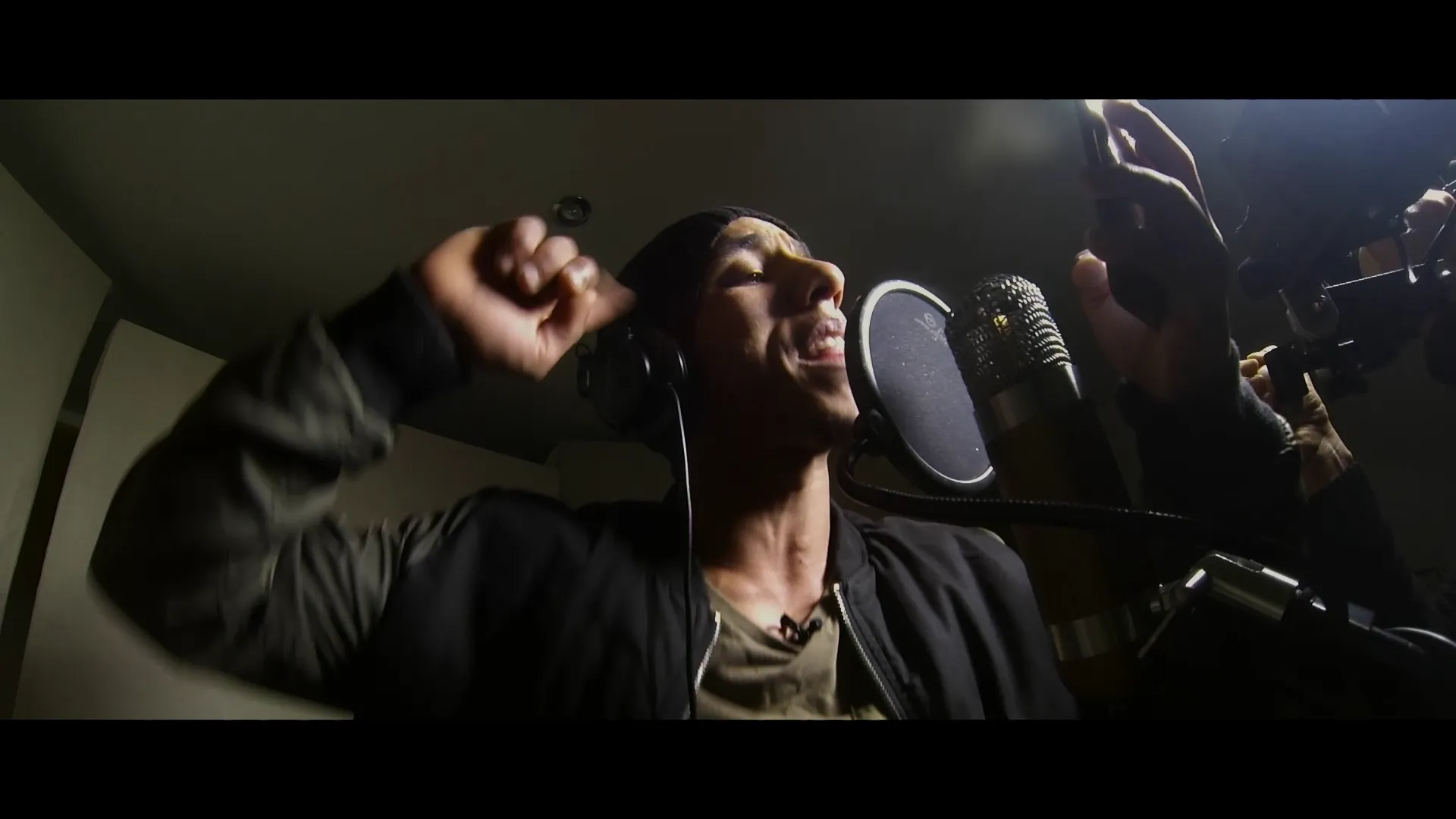 Scene of the documentary "Cloud making machine" by Susanne Dzeik in the recording studio